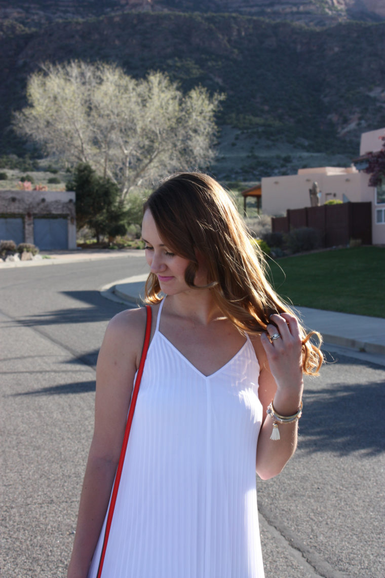 curly hair, pleated dress, spring look, Grand Junction, Colorado, travel blogger