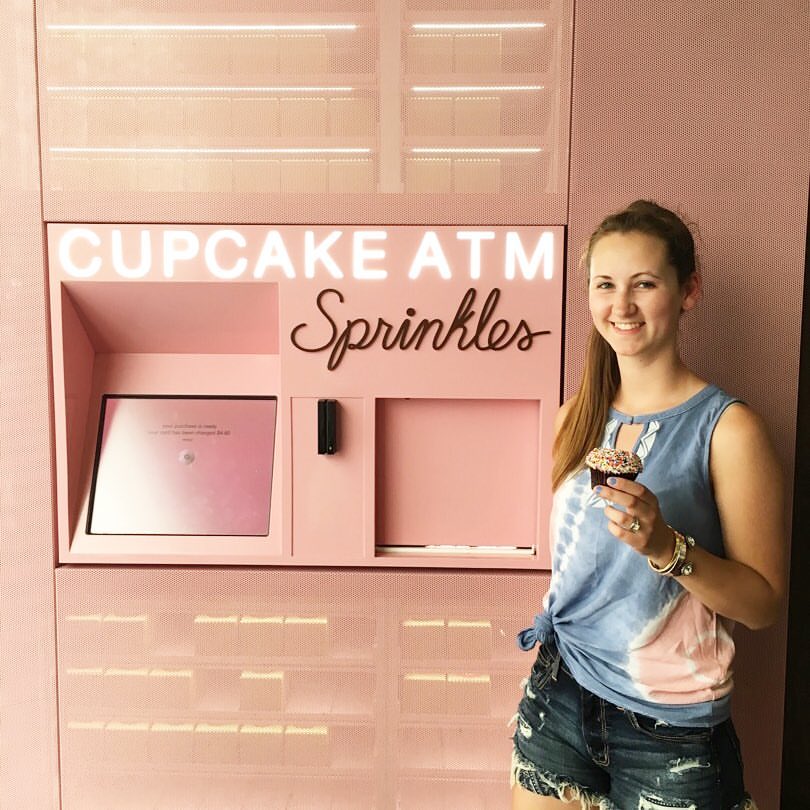 Sprinkles Cupcakes, Cupcake ATM, Chicago, sprinkles, travel blogger, tie dye top