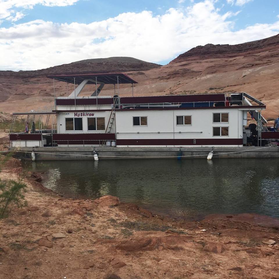house boat, Lake Powell, Utah, canyon, blue sky, travel blogger, summer 2016