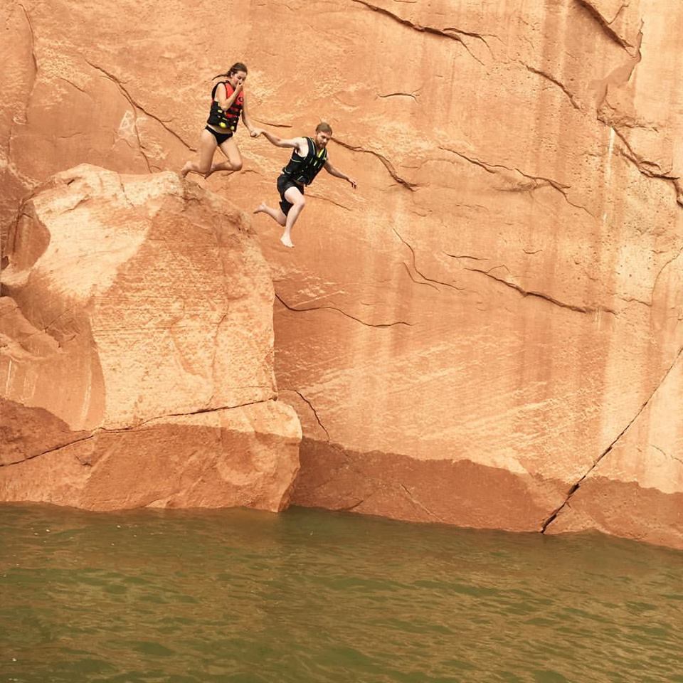 cliff jumping, so scary, Lake Powell, Utah, couples cliff jumping, travel blogger