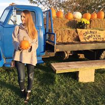 Colony Pumpkin Patch, Iowa, pumpkin picking, pumpkins, chunky sweater, black booties