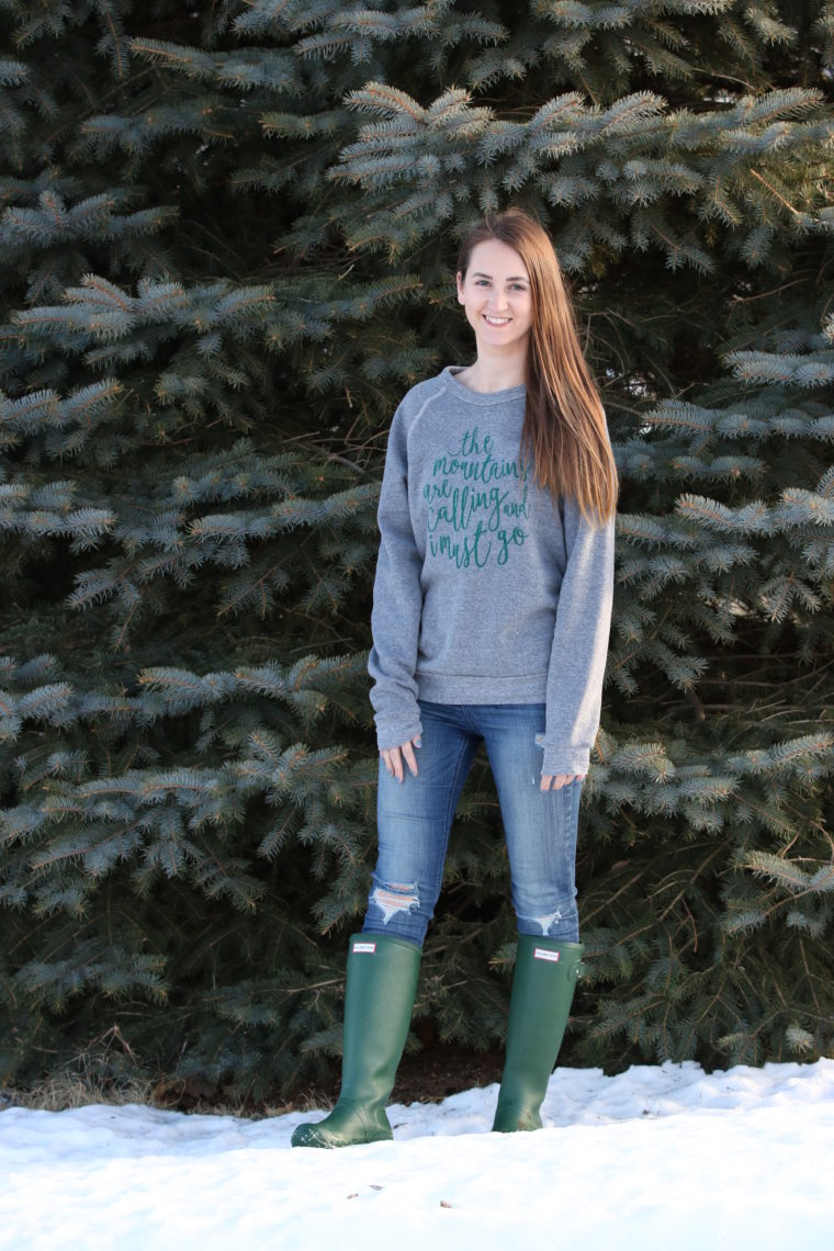 mountain sweatshirt, green hunter boots, winter style