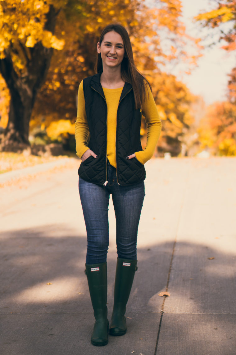 black quilted vest, Hunter boots, fall style